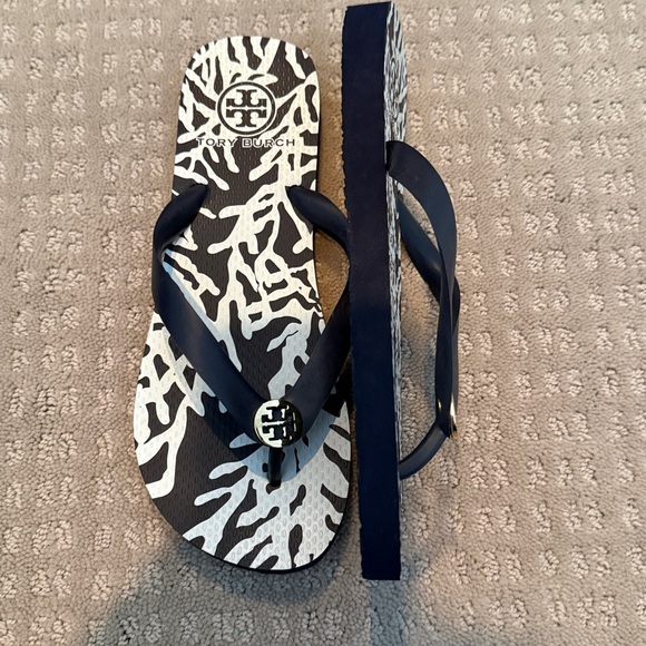 Tory Burch Navy Blue and White Coral patterned classic Flip Flops. 7 - Picture 2 of 4